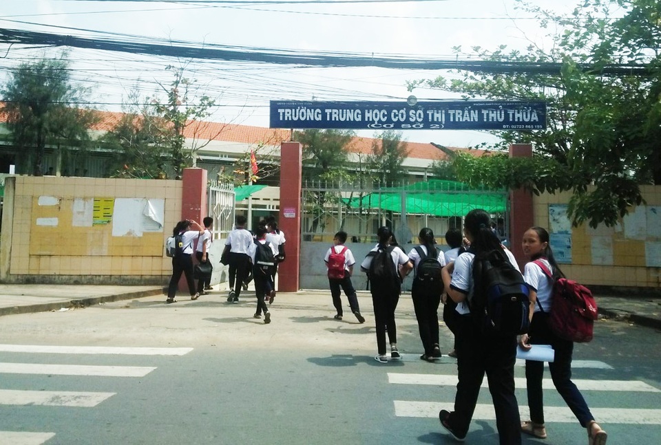 Long An: Phụ huynh xông vào trường hành hung học sinh đánh con mình - 1 Long An: Phụ huynh xông vào trường hành hung học sinh đánh con mình - 1