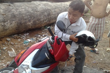 Chụp ảnh CSGT, bị tấn công giật máy ảnh