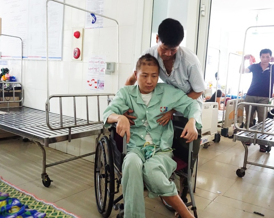 Chàng kỹ thuật viên hình ảnh bị u não được giúp đỡ hơn 200 triệu đồng - 2 Chàng kỹ thuật viên hình ảnh bị u não được giúp đỡ hơn 200 triệu đồng - 2