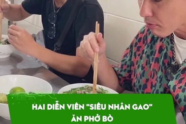 Hai diễn viên "Siêu nhân Gao" ăn phở bò và dạo quanh phố phường Hà Nội