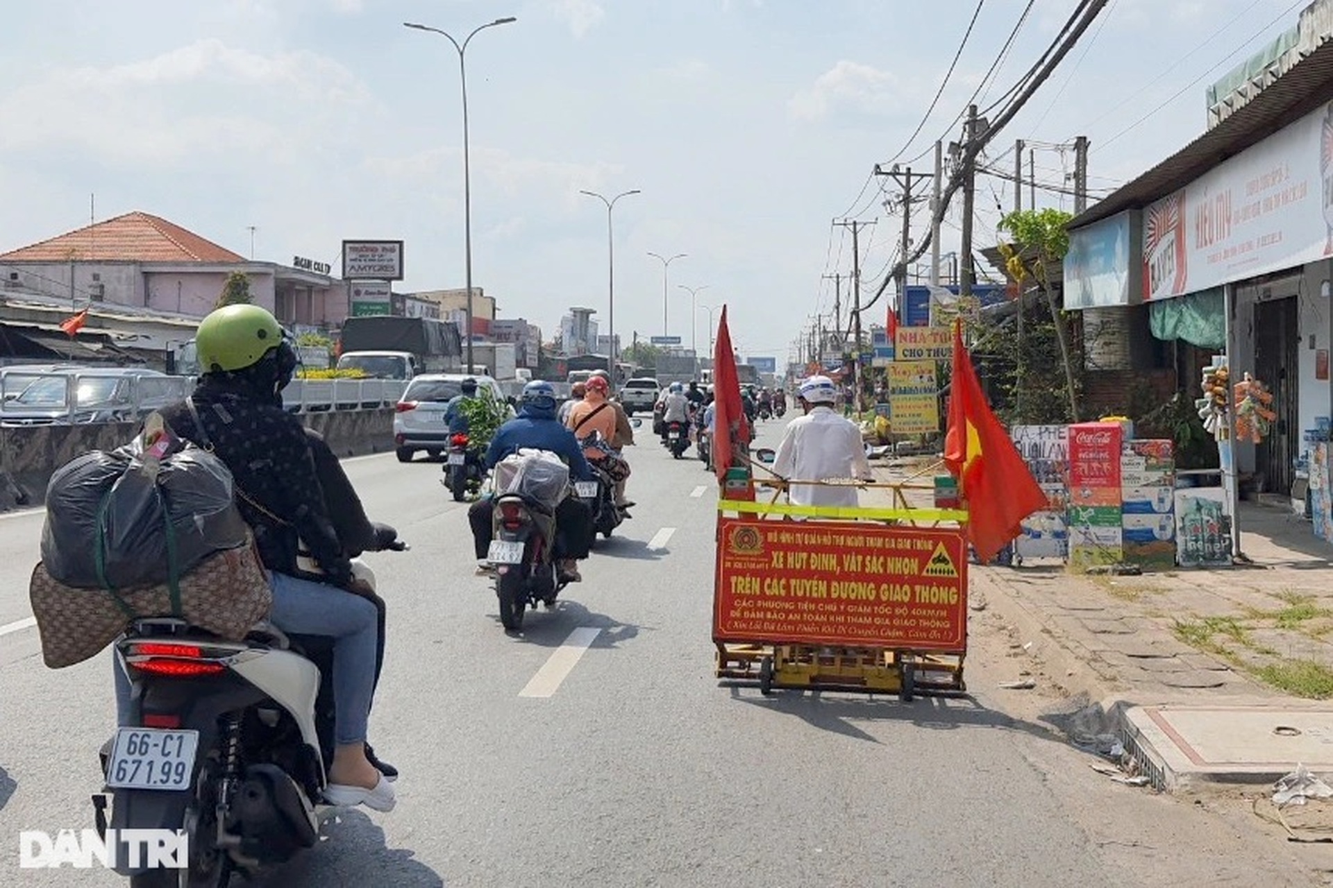 Ba người đàn ông hút đinh miễn phí giúp người dân an toàn những ngày Tết - 7 Ba người đàn ông hút đinh miễn phí giúp người dân an toàn những ngày Tết - 7