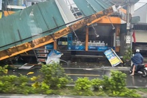 Dông lốc quét qua Quảng Ninh làm 9 người bị thương