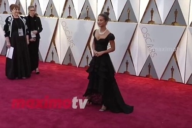 Alicia Vikander thanh lịch trên thảm đỏ