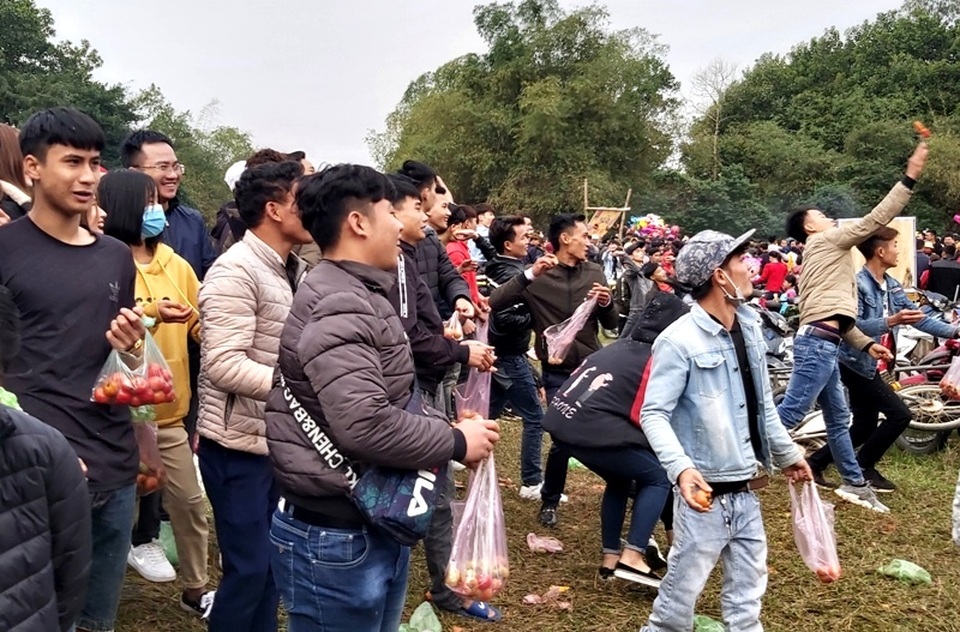 Tưng bừng cuộc chiến cà chua tại phiên chợ một năm chỉ họp một lần - 7 Tưng bừng cuộc chiến cà chua tại phiên chợ một năm chỉ họp một lần - 7