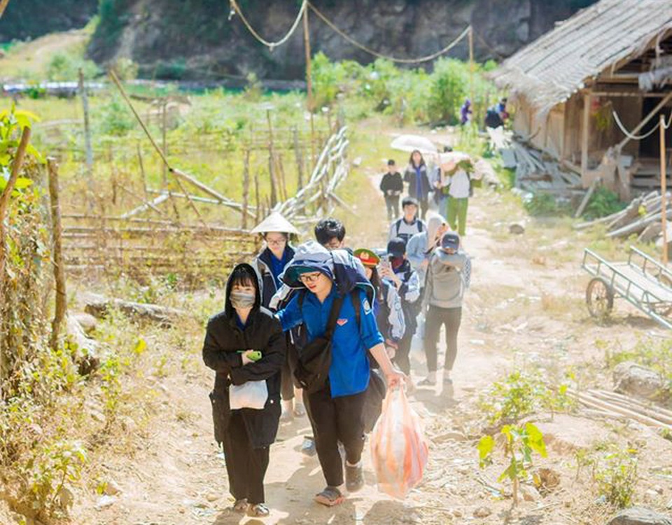 Học sinh trường Phan tặng quà Tết cho bản nghèo - 1 Học sinh trường Phan tặng quà Tết cho bản nghèo - 1