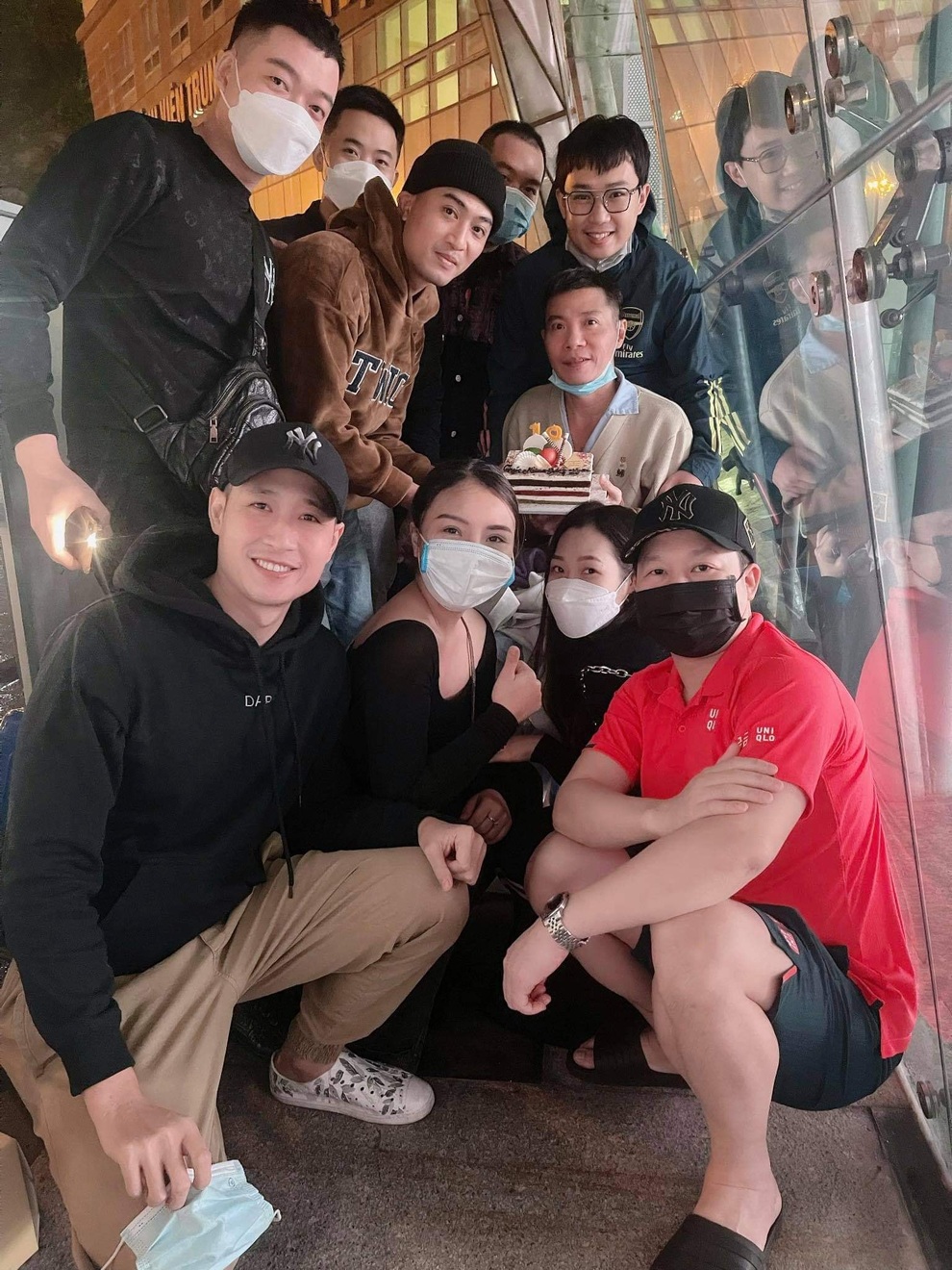 NSND Công Lý được vợ con, đồng nghiệp chúc mừng sinh nhật ở bệnh viện - 2 NSND Công Lý được vợ con, đồng nghiệp chúc mừng sinh nhật ở bệnh viện - 2