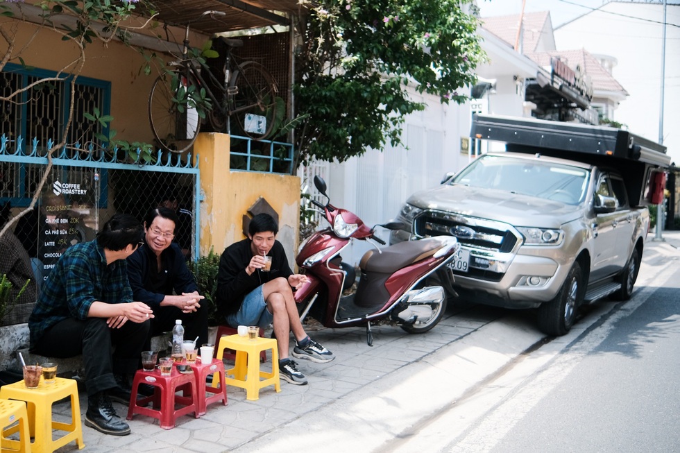 Con trai bỏ 300 triệu biến xe thành nhà di động đưa bố đẻ, bố vợ xuyên Việt - 1