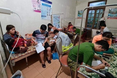 Giải cứu 20 người trên xe khách bị lũ cuốn trôi