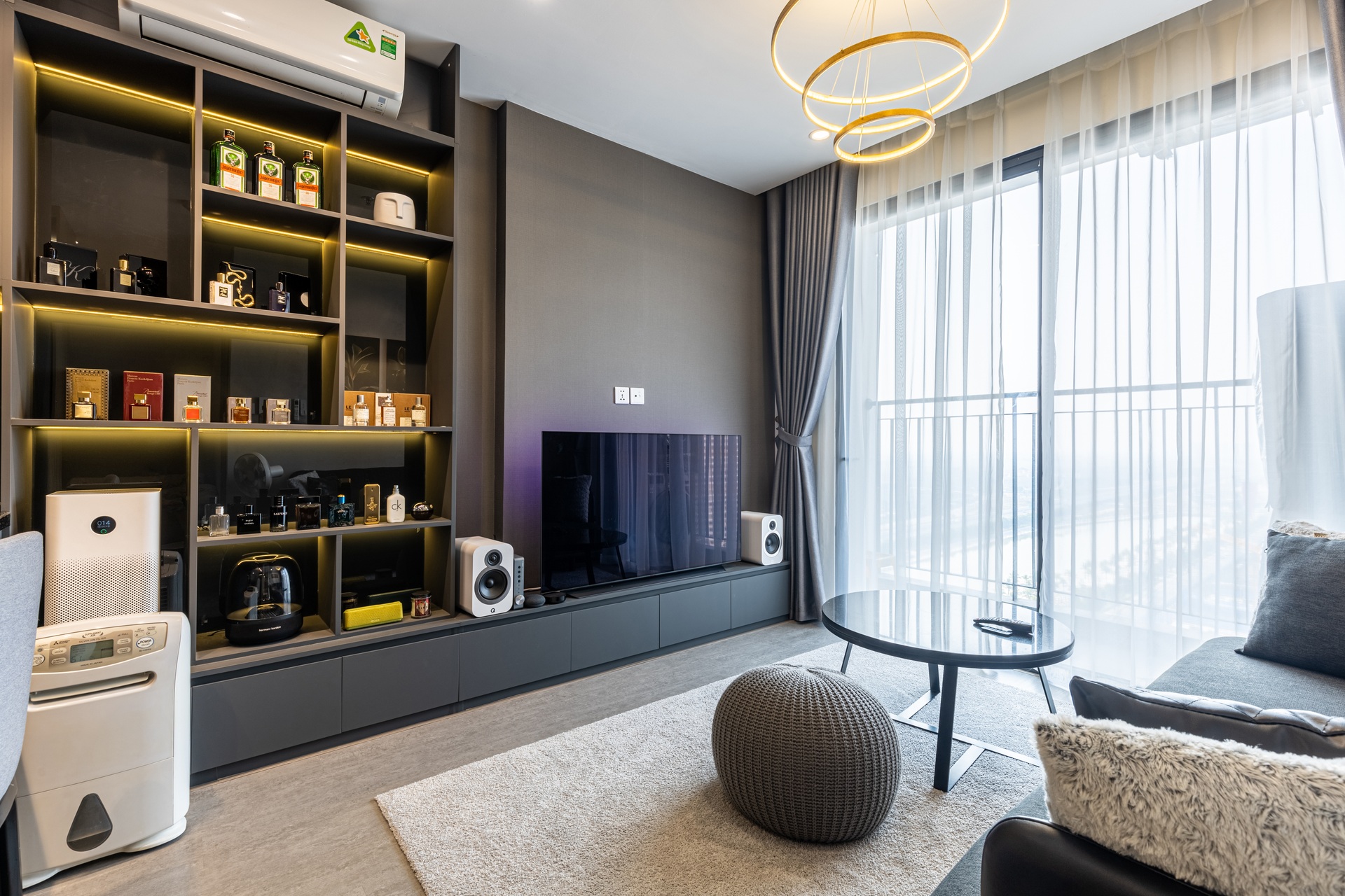 Căn hộ 43 m2 lạ mà sang với nội thất tông đen của chàng trai độc thân - 5 Căn hộ 43 m2 lạ mà sang với nội thất tông đen của chàng trai độc thân - 5