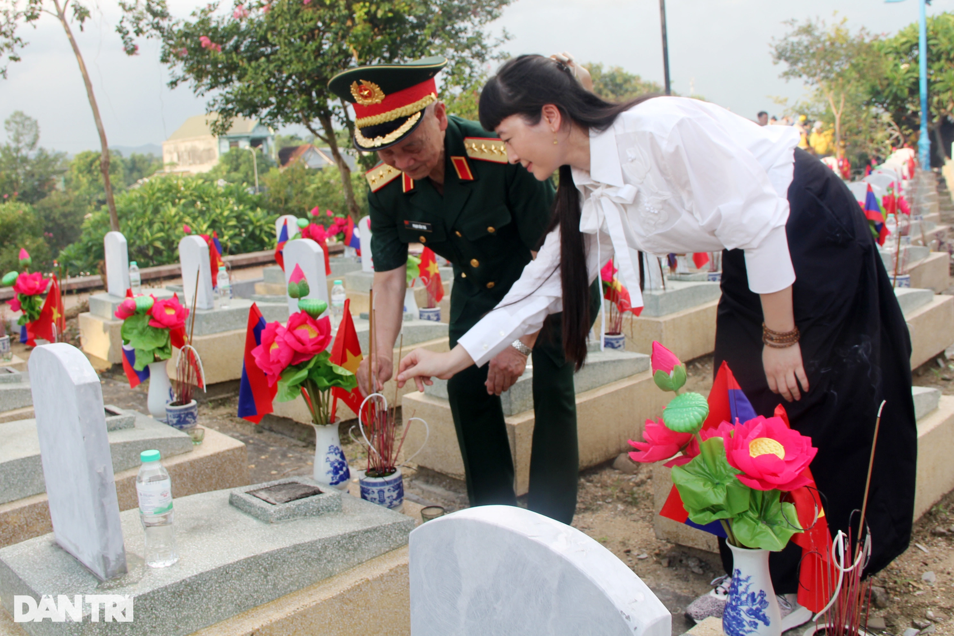 Thủ tướng viếng Nghĩa trang liệt sĩ quốc tế Việt - Lào - 9 Thủ tướng viếng Nghĩa trang liệt sĩ quốc tế Việt - Lào - 9
