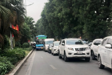 Xe buýt và kiểu đi "triệt hạ" mọi phương tiện khác trên đường phố Hà Nội