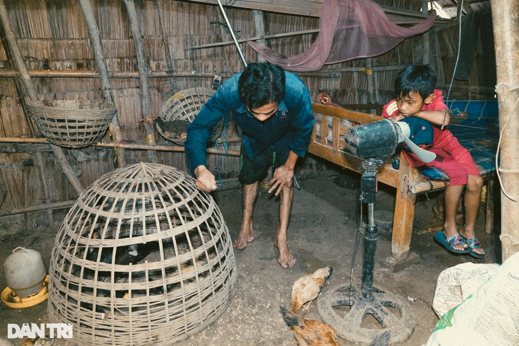Người đàn ông tật nguyền, lay lắt cùng con trai trong căn nhà lá xập xệ - 2 Người đàn ông tật nguyền, lay lắt cùng con trai trong căn nhà lá xập xệ - 2