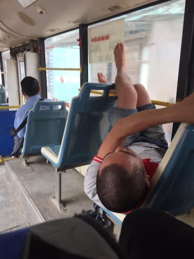 Thản nhiên biến xe buýt thành giường, người đàn ông còn có hành động khiến tất cả xa lánh - Ảnh 1. Thản nhiên biến xe buýt thành giường, người đàn ông còn có hành động khiến tất cả xa lánh - Ảnh 1.