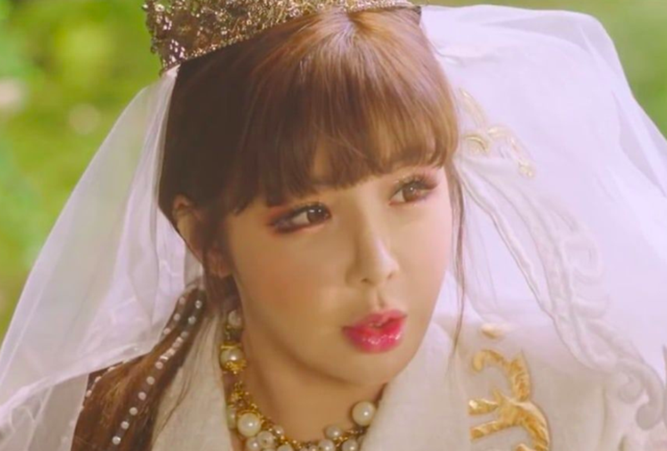 Park Bom gây sốc với gương mặt sưng phồng khác lạ! - 10 Park Bom gây sốc với gương mặt sưng phồng khác lạ! - 10