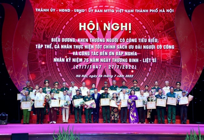 Phó Bí thư Thường trực Thành ủy Hà Nội Nguyễn Thị Tuyến và Chủ tịch UBND thành phố Hà Nội Trần Sỹ Thanh trao Bằng khen của Bộ LĐ-TB&XH cho người có công tiêu biểu trên địa bàn thành phố Hà Nội.