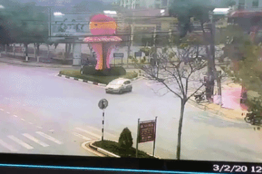 Xe máy lao vào taxi với tốc độ "bàn thờ", 2 thanh niên văng lên cao