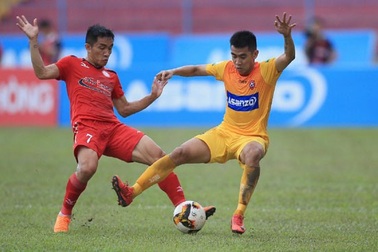 Rợn người với pha vào bóng của Sầm Ngọc Đức ở vòng 20 V-League