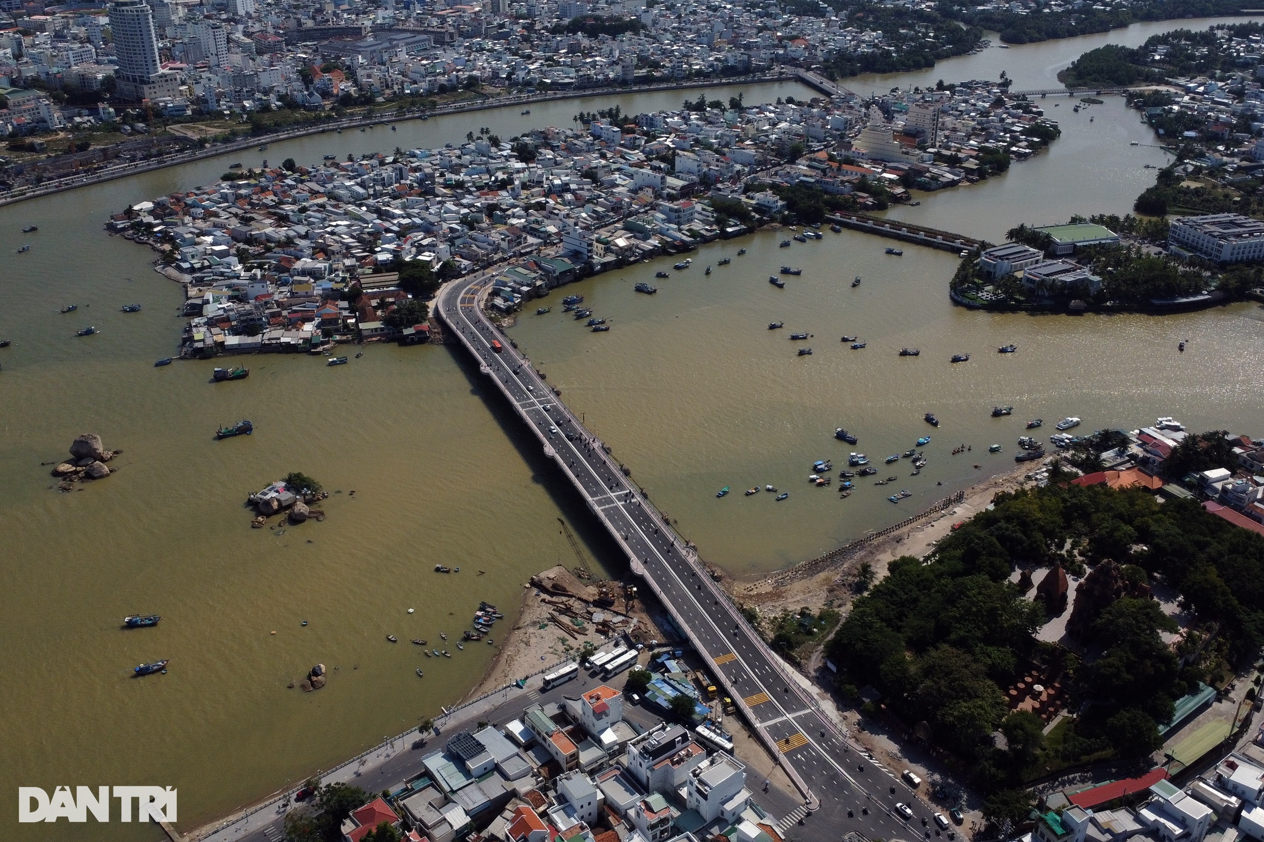 Thông xe cây cầu 250 tỷ đồng chạy qua trung tâm thành phố Nha Trang - 1