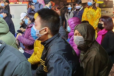 Người Hà Nội không quản mưa rét, xếp hàng từ tờ mờ sáng mua vàng vía Thần Tài