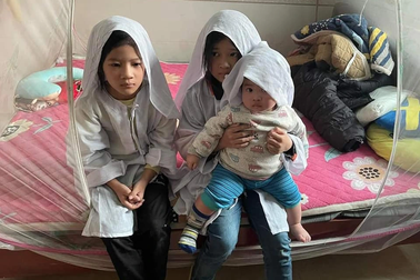 Người mẹ tử vong do áo dài quấn vào xe máy, 3 con thơ ngơ ngác bên bàn thờ