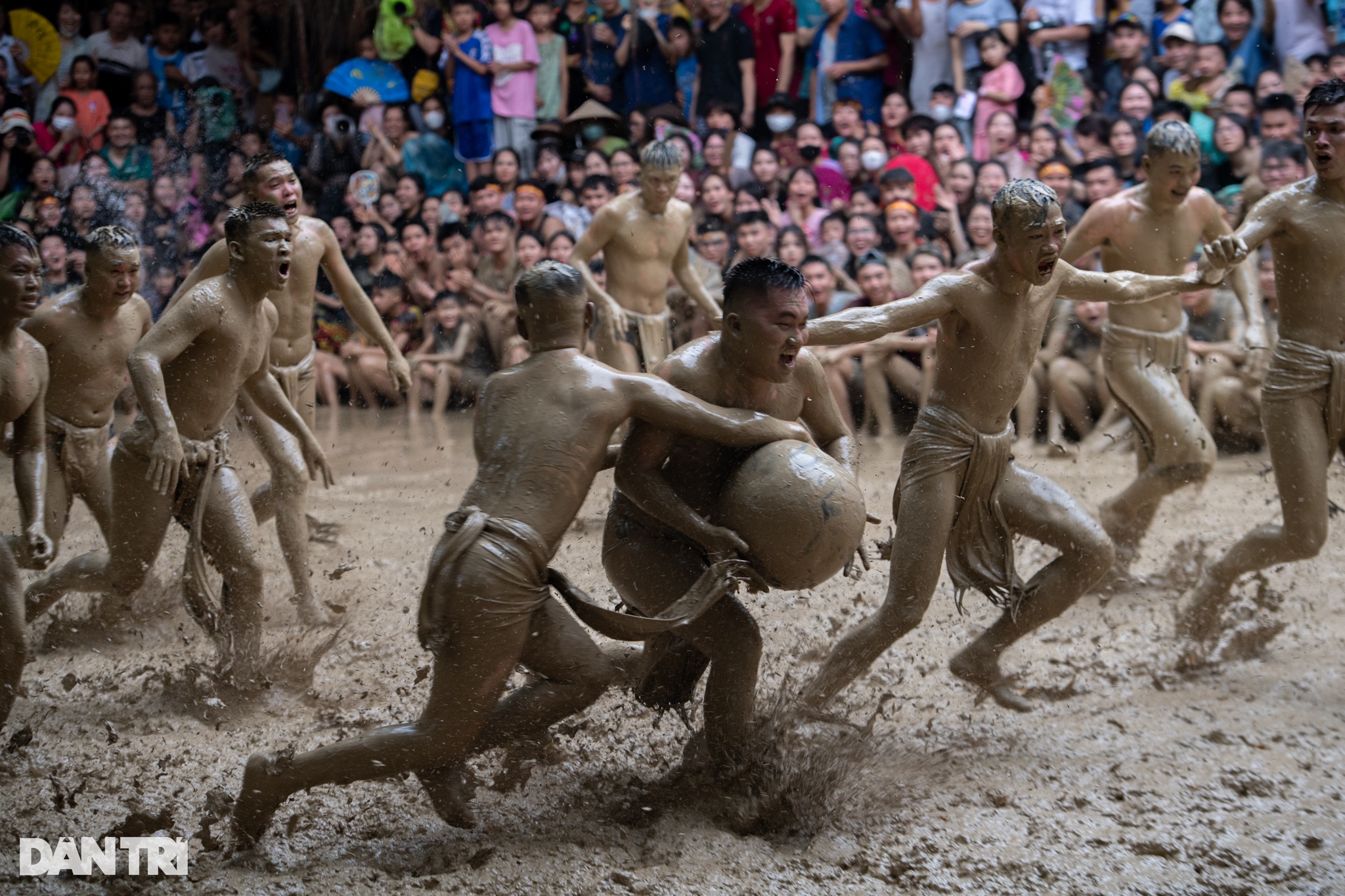 Hàng nghìn người lấm lem bùn đất hào hứng cổ vũ hội vật cầu ở Bắc Giang - 9