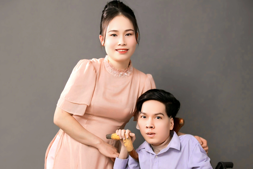 Chàng trai làm thơ bằng 1 ngón tay cưới được vợ đẹp - 3 Chàng trai làm thơ bằng 1 ngón tay cưới được vợ đẹp - 3