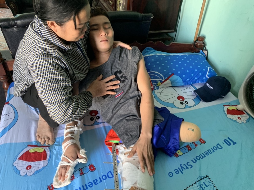 Nghiệt ngã chàng trai trẻ bị xe ô tô nghiến nát một chân - 1 Nghiệt ngã chàng trai trẻ bị xe ô tô nghiến nát một chân - 1