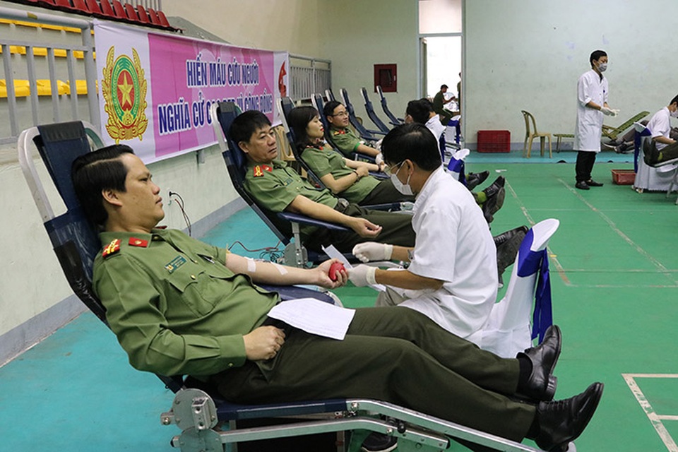 Hơn 300 cán bộ, chiến sỹ công an tham gia hiến máu cứu người - 1 Hơn 300 cán bộ, chiến sỹ công an tham gia hiến máu cứu người - 1