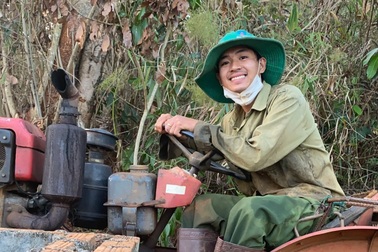 Chàng trai trẻ chia sẻ cách nuôi tằm hiện đại thu nhập 20 triệu mỗi tháng