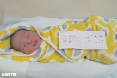 Người phụ nữ bịt kín mặt, bỏ lại bé sơ sinh tại bệnh viện