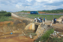 Chuyên gia thủy văn Hà Nội khảo sát ngập cao tốc Phan Thiết - Dầu Giây