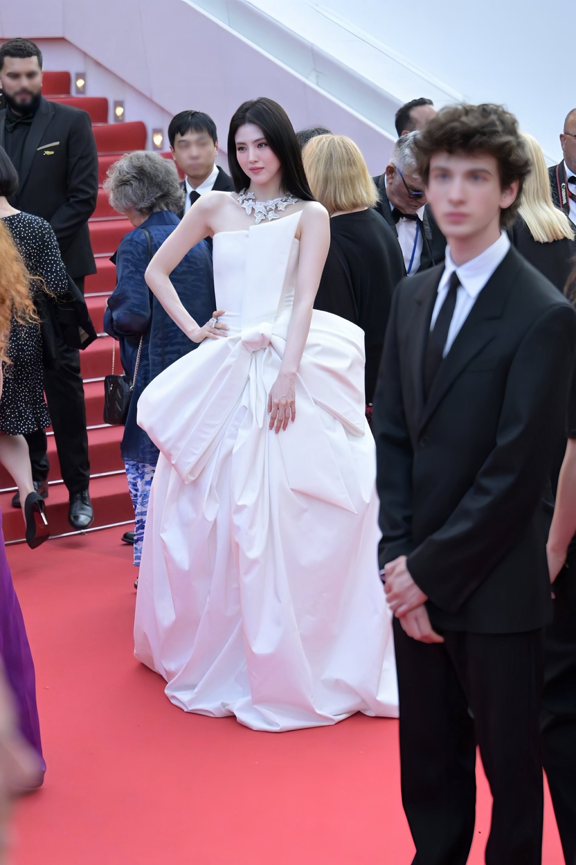តារាអាស៊ីនៅទីក្រុង Cannes៖ ខ្លះត្រូវបានគេសរសើរ ខ្លះត្រូវបានទាត់ចេញលើកម្រាលព្រំក្រហម - ៧ Dàn sao châu Á tại Cannes: Người được tung hô, người bị đuổi khỏi thảm đỏ - 7