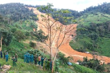 Vụ quả đồi đổ ập: Lập sở chỉ huy tại điểm sạt lở tìm kiếm 3 người mất tích