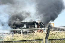 Xe cứu thương cháy ngùn ngụt trên cao tốc TPHCM - Trung Lương