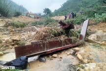 Vụ sạt lở núi: Đoàn xe cơ giới tiến sát khu vực nhà máy bị vùi lấp