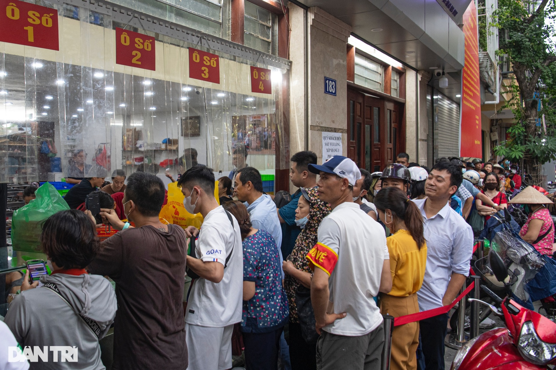 Đứng hàng giờ dưới mưa chờ mua bánh trung thu ở Hà Nội - 2