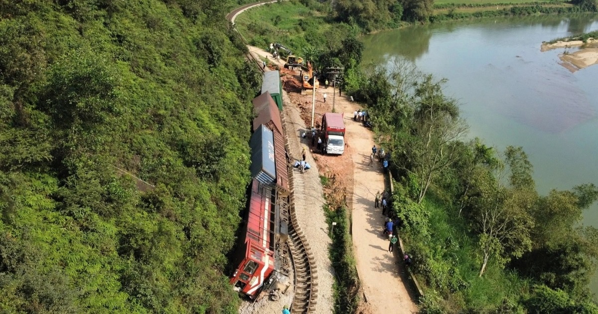 View - Hiện trường vụ tàu hỏa lật nghiêng sau cú tông ô tô tải | Báo Dân trí