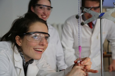 Vietnam Airlines tài trợ vé máy bay tại Triển lãm Du học Trung học nội trú Anh Quốc