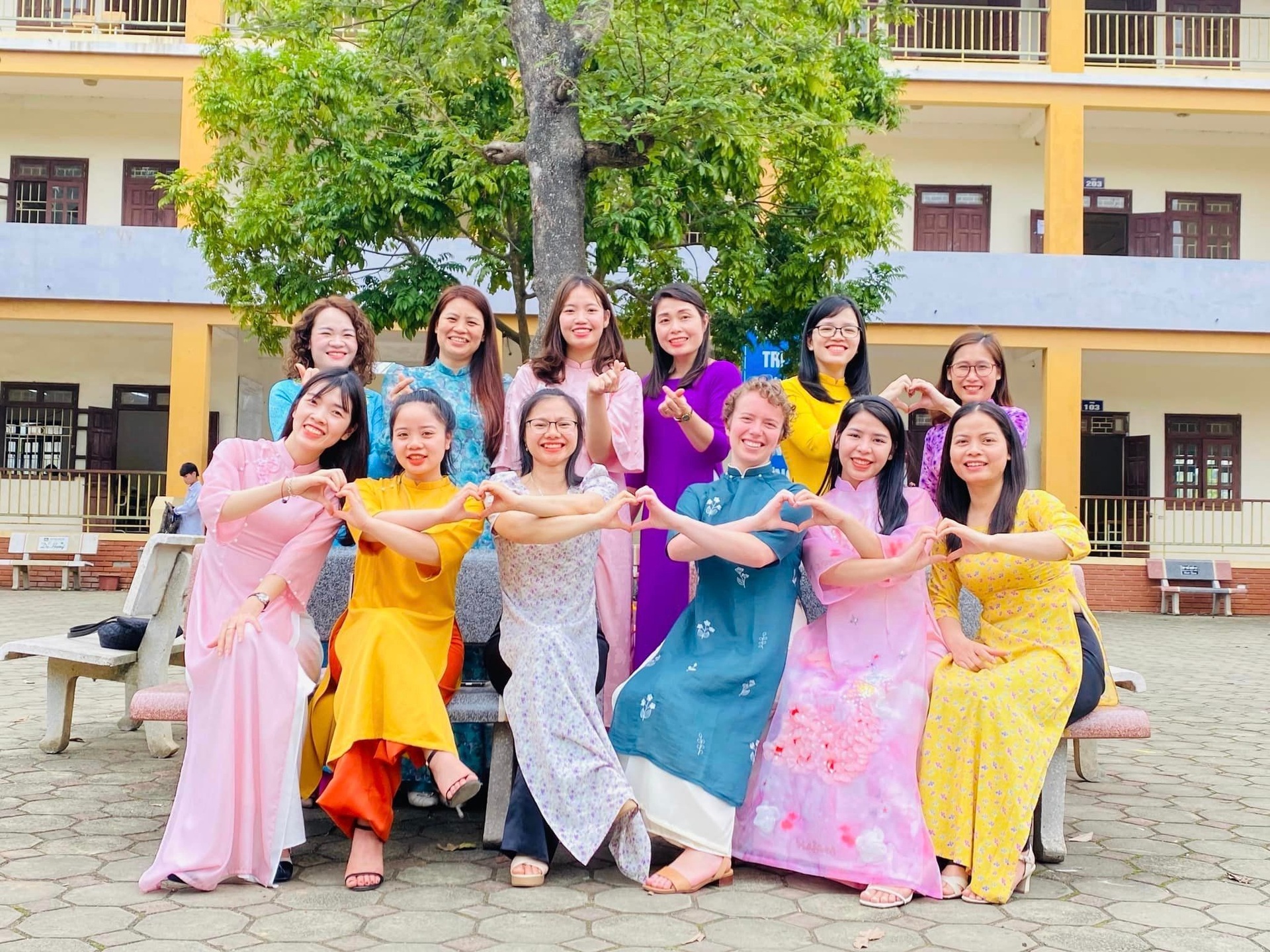 Ngôi trường đặc biệt, mỗi học sinh yếu kém được một thầy cô nhận đỡ đầu - 3 Ngôi trường đặc biệt, mỗi học sinh yếu kém được một thầy cô nhận đỡ đầu - 3