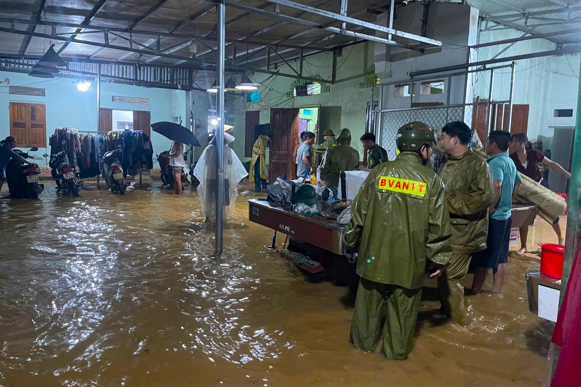 Nước lũ gây ngập lụt khắp nơi ở Thanh Hóa, công an trắng đêm giải cứu dân - 6 Nước lũ gây ngập lụt khắp nơi ở Thanh Hóa, công an trắng đêm giải cứu dân - 6
