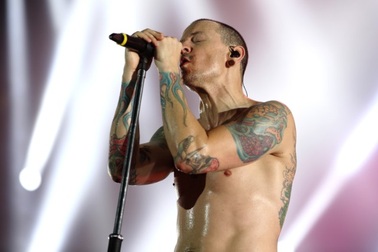 Chester Bennington luôn phải chống chọi với sự cô đơn và chứng trầm cảm