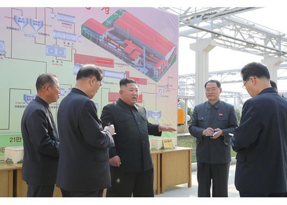 Những hình ảnh đầu tiên của ông Kim Jong-un sau 20 ngày vắng bóng - 2 Những hình ảnh đầu tiên của ông Kim Jong-un sau 20 ngày vắng bóng - 2