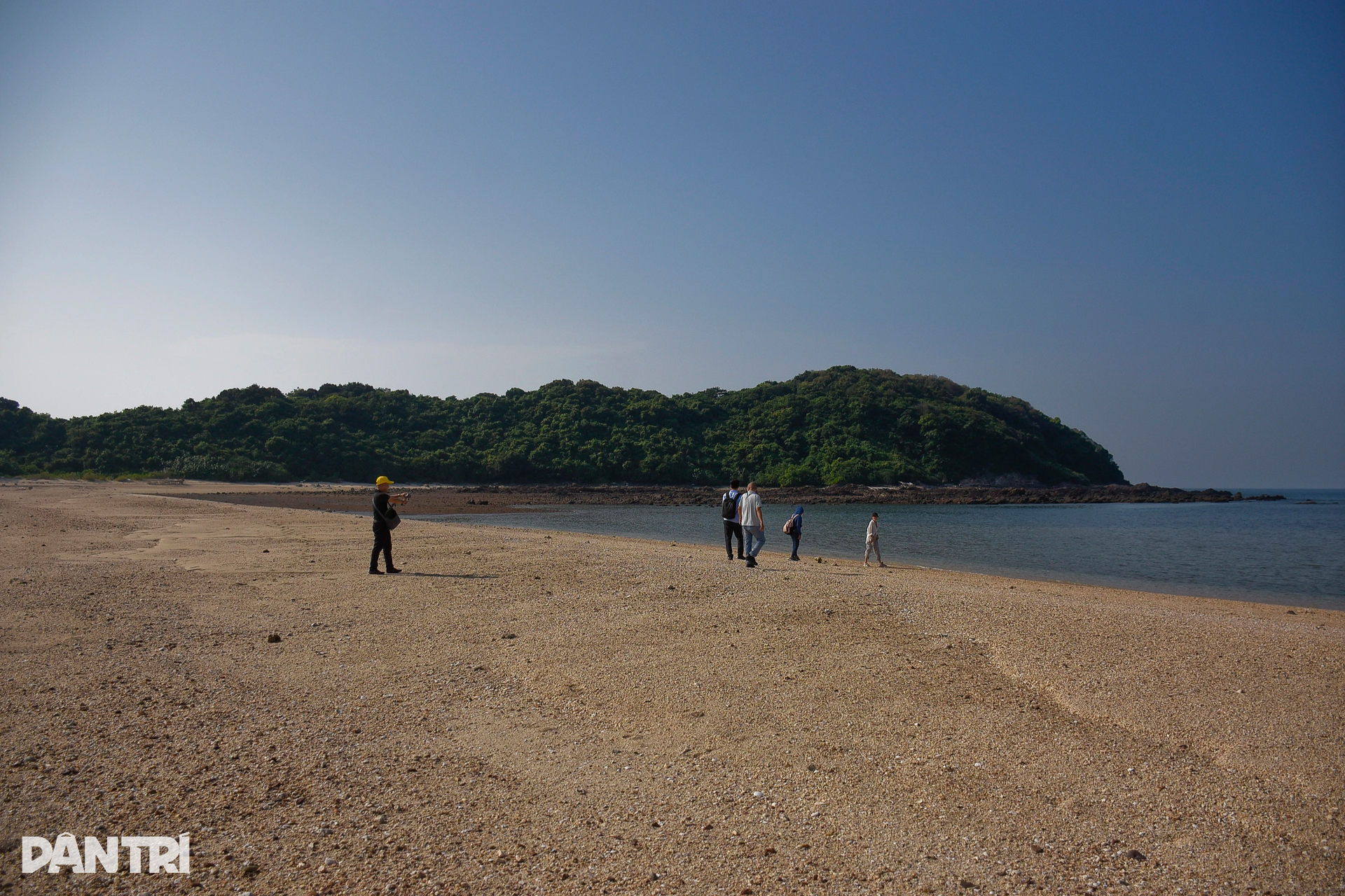 Mãn nhãn với những bãi cát dài trắng mịn ở đảo ngọc Cô Tô - 10 Mãn nhãn với những bãi cát dài trắng mịn ở đảo ngọc Cô Tô - 10