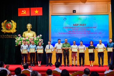 Tổng biên tập báo Dân trí nhận kỷ niệm chương của Bộ Công an