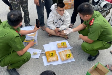 Hải quan phối hợp bắt giữ 2 gen Z vận chuyển 30.000 viên ma túy