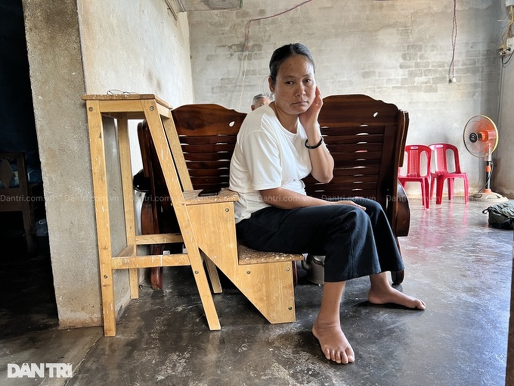 Bà lão 75 tuổi cơ cực chăm chồng, nuôi con bệnh tật và lo cho cháu ngoại - 2 Bà lão 75 tuổi cơ cực chăm chồng, nuôi con bệnh tật và lo cho cháu ngoại - 2