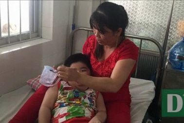 Chị Nhung phải chăm chồng tai biến, con bại não