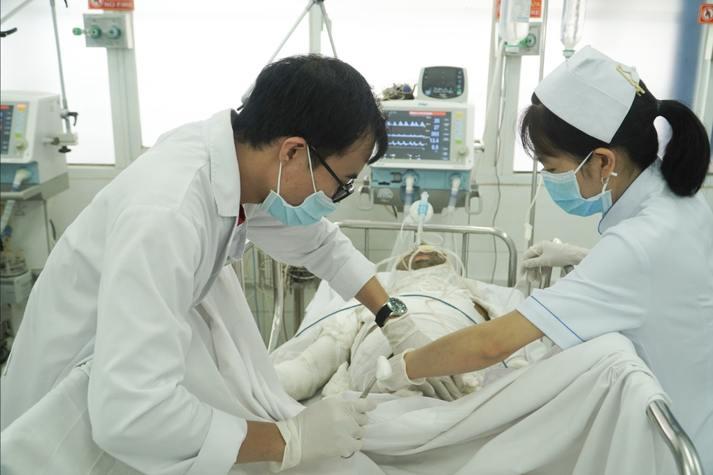 Vụ đốt phòng trọ vì ghen khiến 7 người bị thương nặng: 2 ca bỏng hơn 90% - 2 Vụ đốt phòng trọ vì ghen khiến 7 người bị thương nặng: 2 ca bỏng hơn 90% - 2