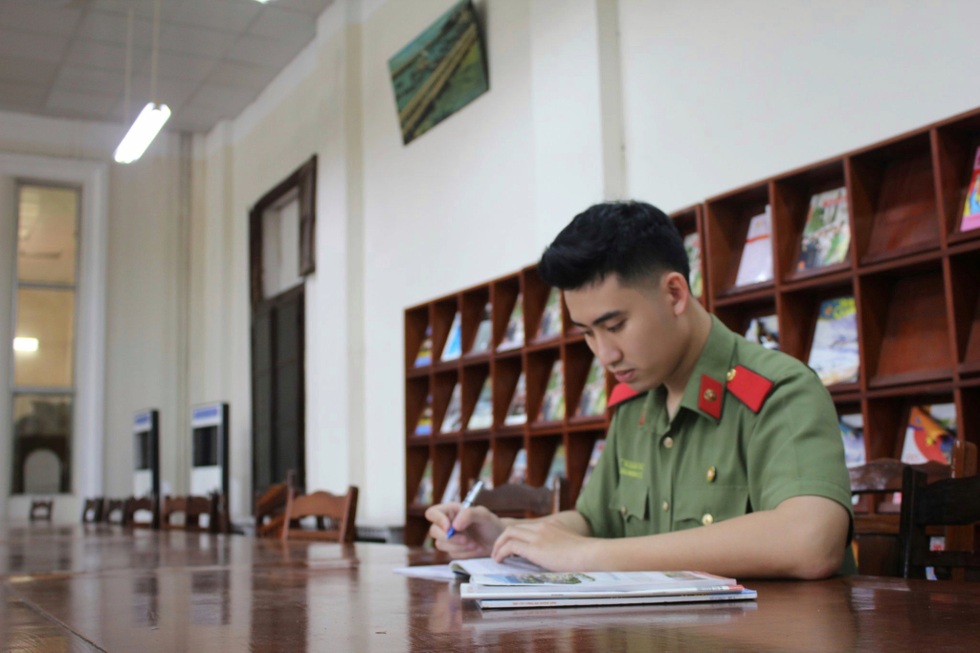 Thủ khoa tốt nghiệp Học viện An ninh với gần 80 danh hiệu khen thưởng - 1