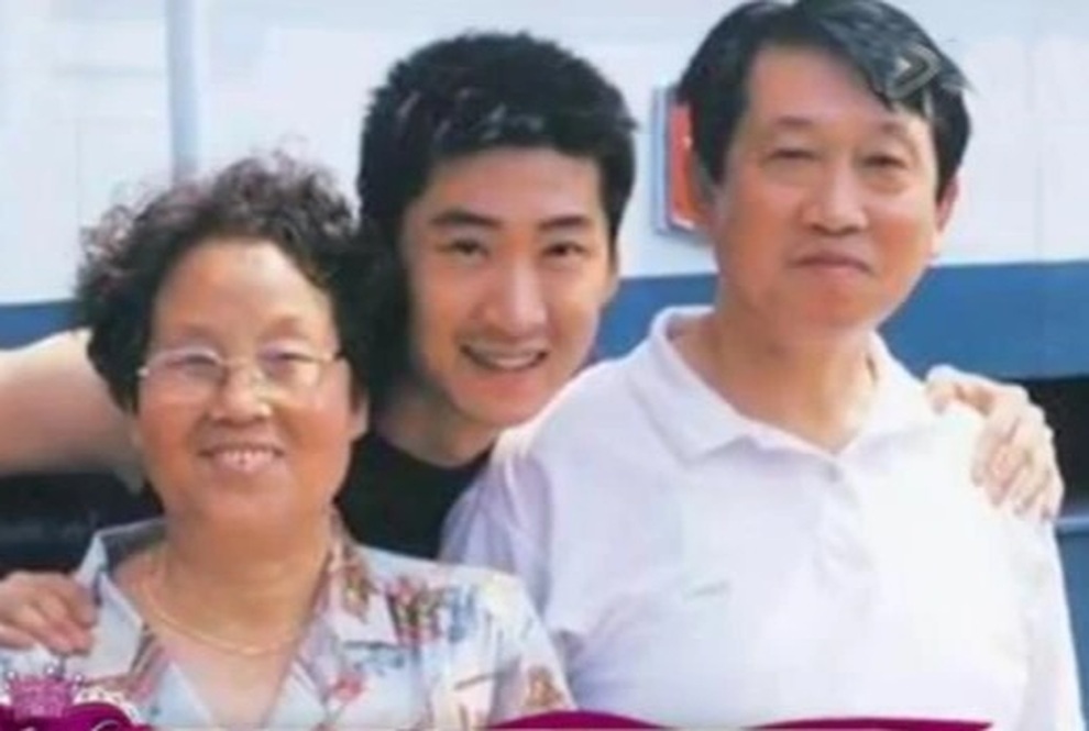 Phúc Nhĩ Khang Châu Kiệt hiểu về cuộc đời khi ôm bình tro cốt của mẹ - 1 Phúc Nhĩ Khang Châu Kiệt hiểu về cuộc đời khi ôm bình tro cốt của mẹ - 1
